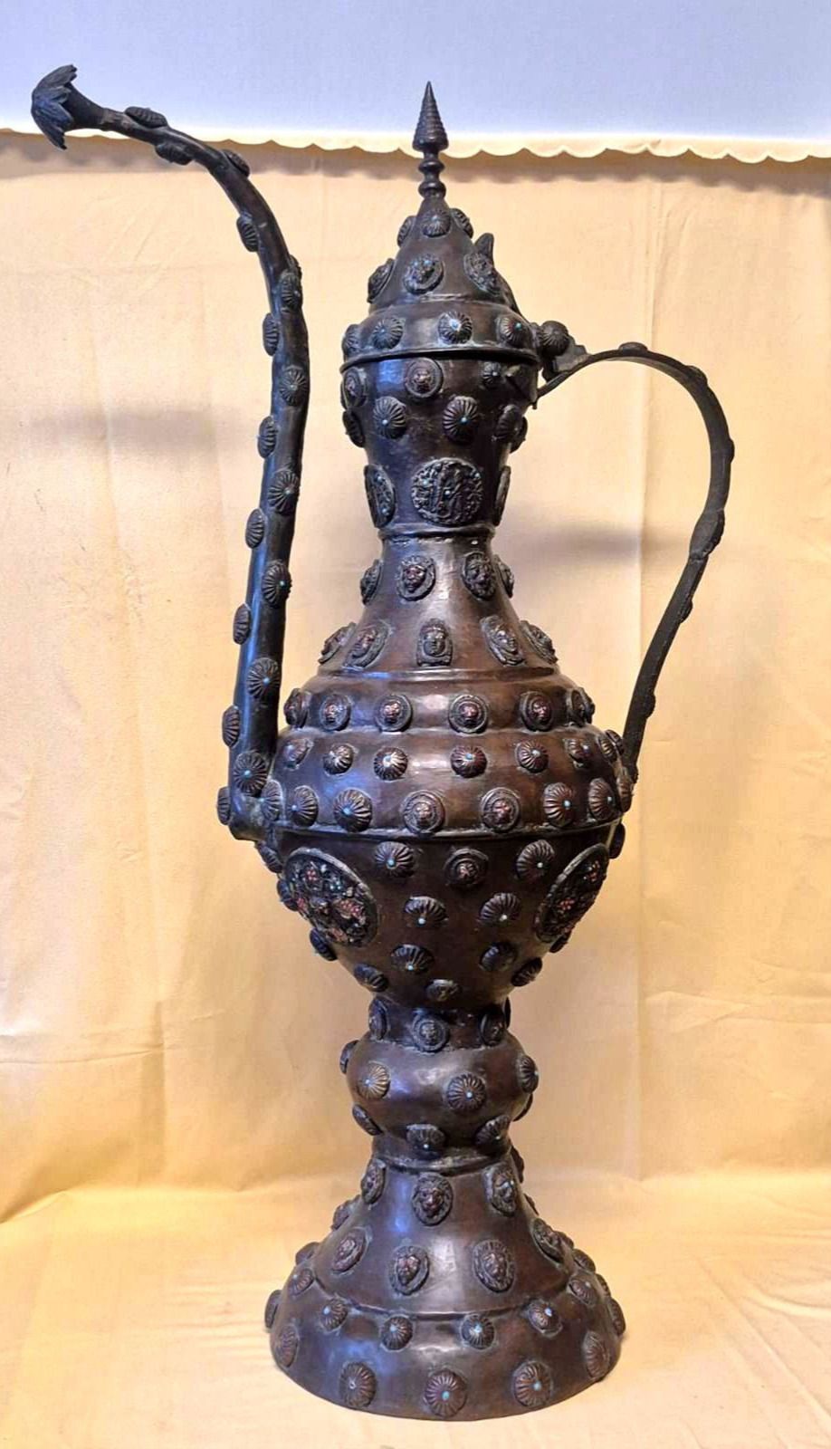Antike Orientalische Kanne Ewer Kupfer Bronze Reliefdekor Gesichter Edelsteine