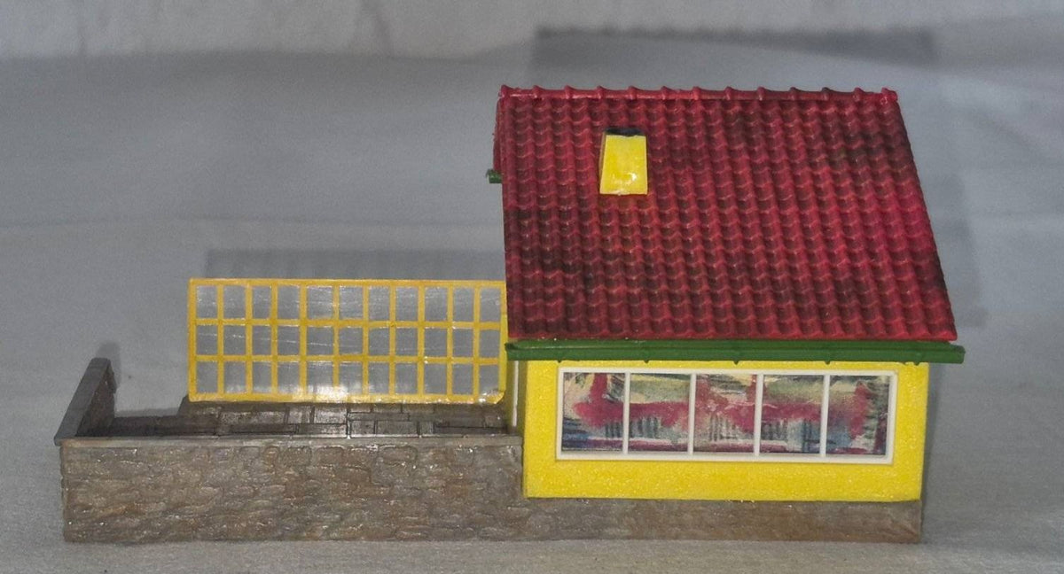Faller B251 -Modelleisenbahn Ferienhaus H0 gelb rotes Dach Terrasse Wintergarten