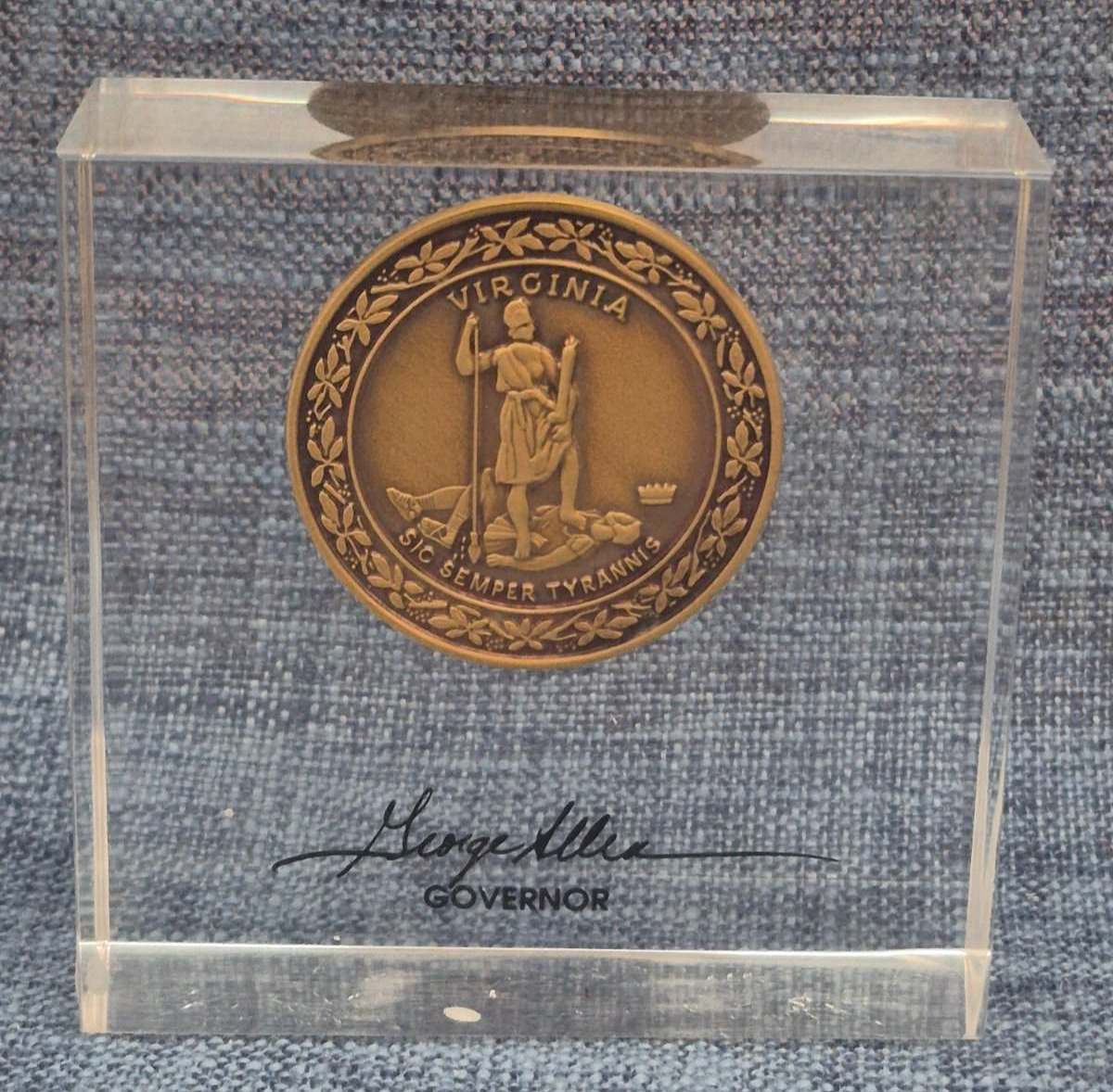 Virginia Staatssiegel Briefbeschwerer Acryl Münze Governor George Allen Sammler