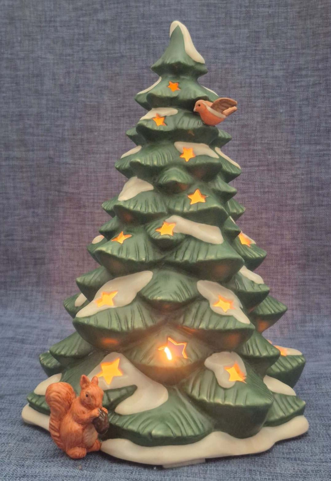 Goebel Weihnacht Verschneiter Lichterbaum Keramik Teelichthalter Eichhörnchen