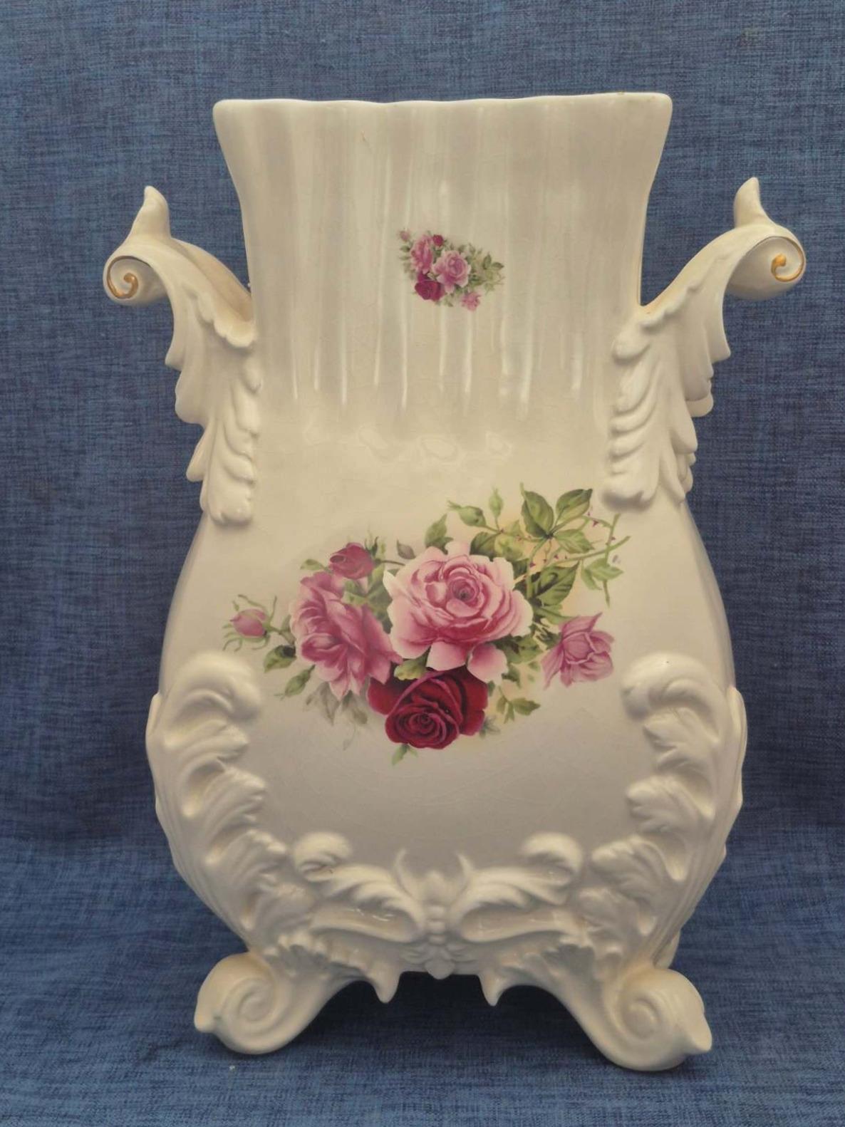Porzellan Vase Rosendekor Rokoko Stil Henkel Füße Relief Hand Made