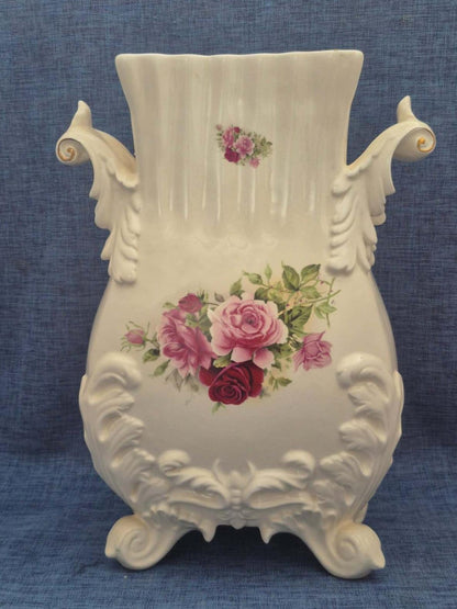 Porzellan Vase Rosendekor Rokoko Stil Henkel Füße Relief Hand Made