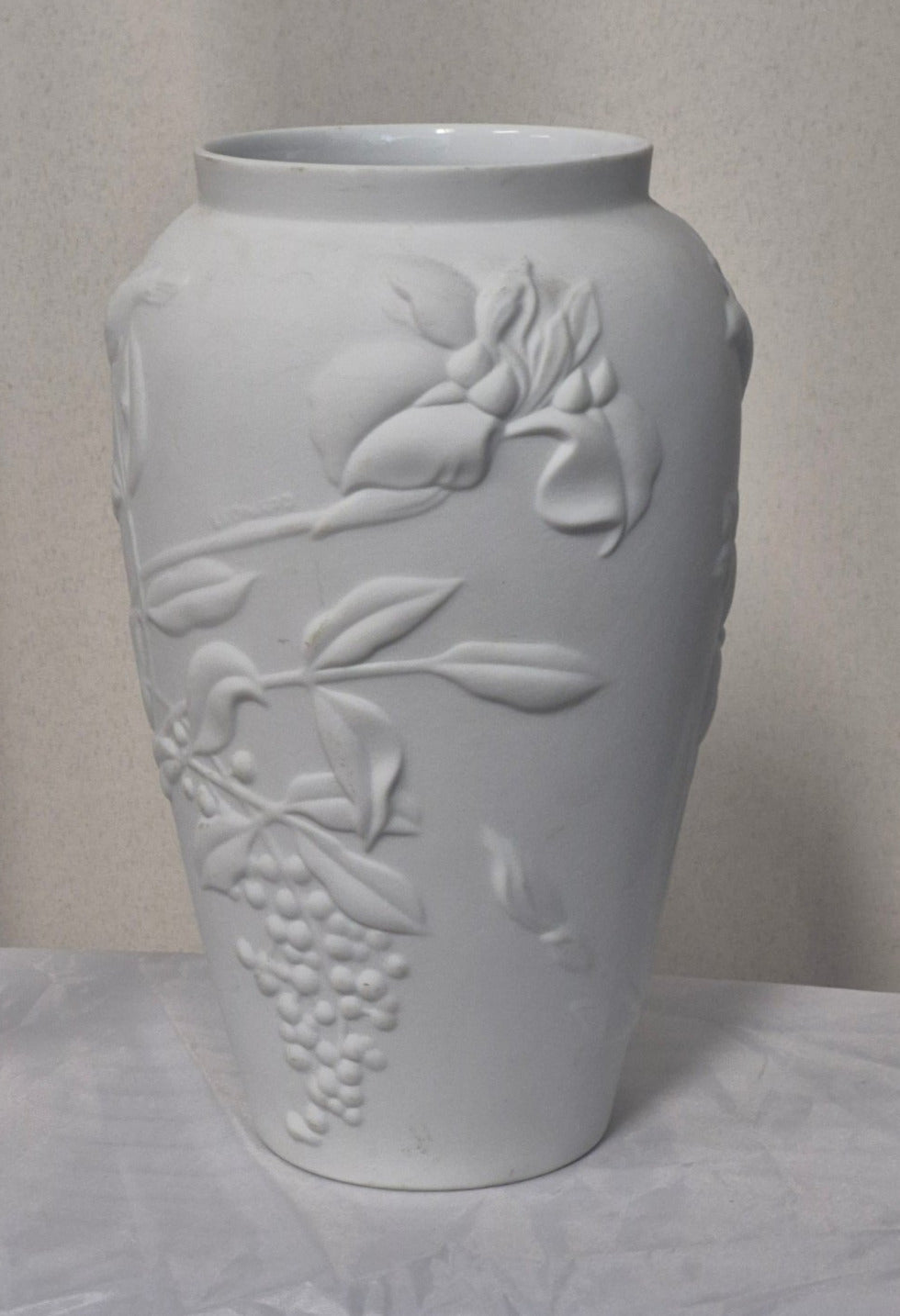 Hutschenreuther - Weiße Bisquit-Porzellan Vase - Reliefdarstellung - Vintage