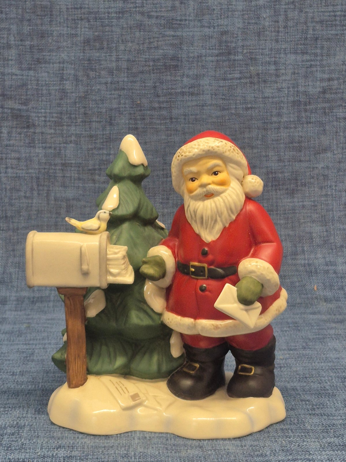 Goebel Weihnacht Figur "Post von weit her" Weihnachtsmann Porzellan