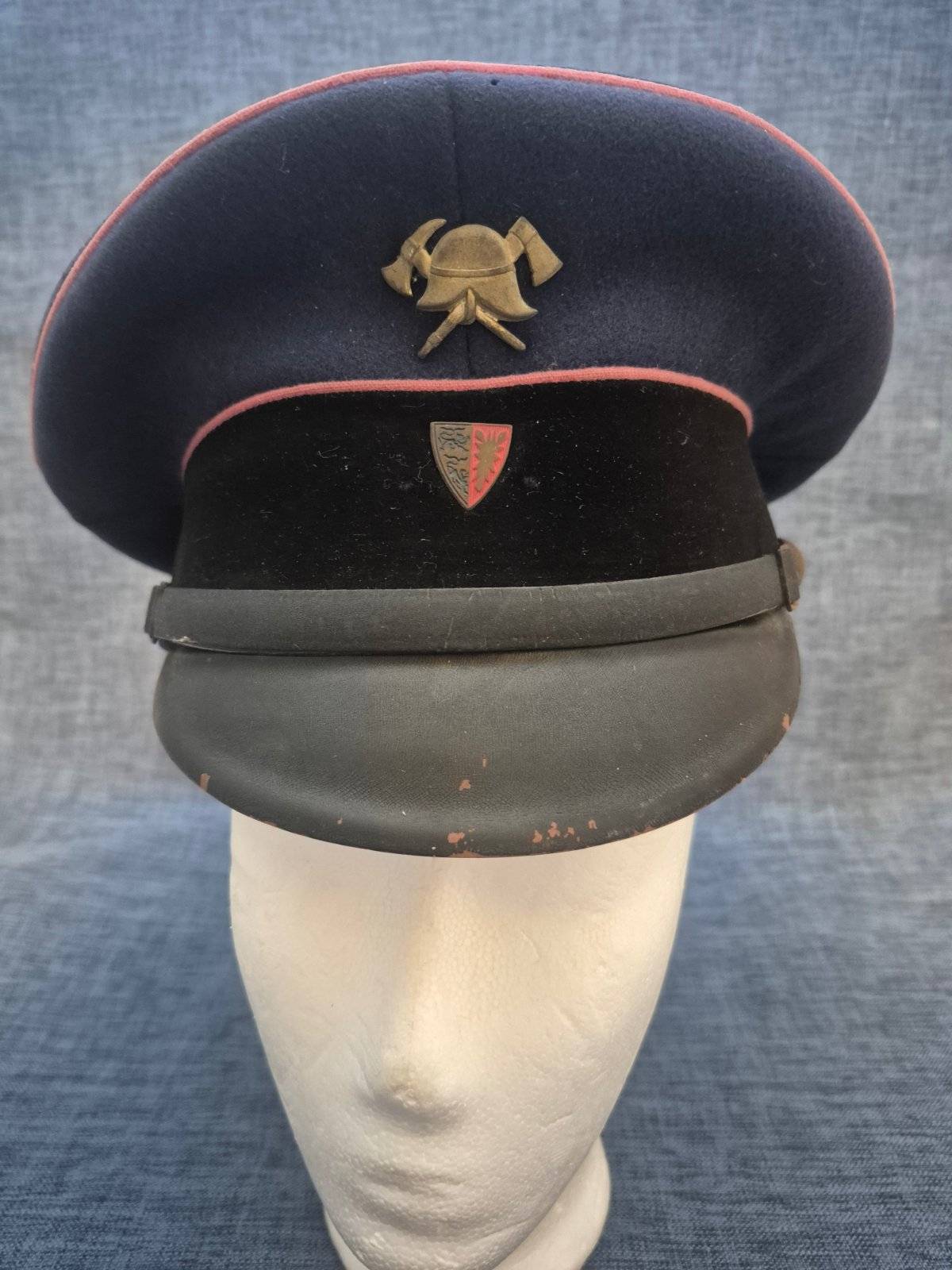 Antike Feuerwehr Schirmmütze C.B. König Altona Uniform Helm Axt Abzeichen selten
