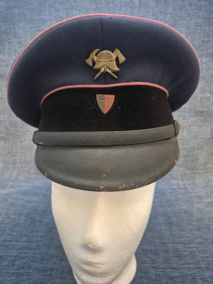 Antike Feuerwehr Schirmmütze C.B. König Altona Uniform Helm Axt Abzeichen selten