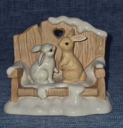 Goebel Porzellan Weihnacht "Verliebte Häschen"   Figur Hasenpaar Bank Schnee