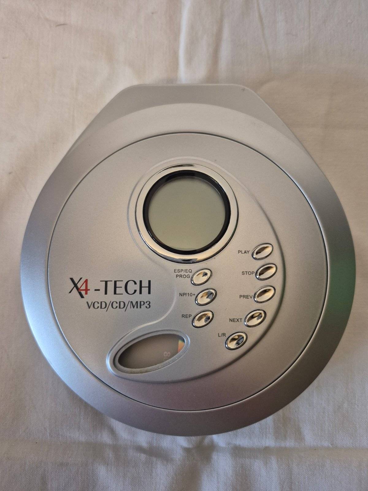 X4-TECH Skywalker Portabler CD MP3 VCD Player mit Netzteil ESP silber