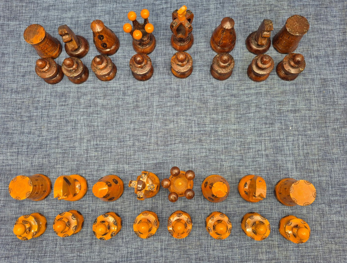 Vintage Schachfiguren Set Holz handgeschnitzt handgemalt 2 Farben Volkskunst