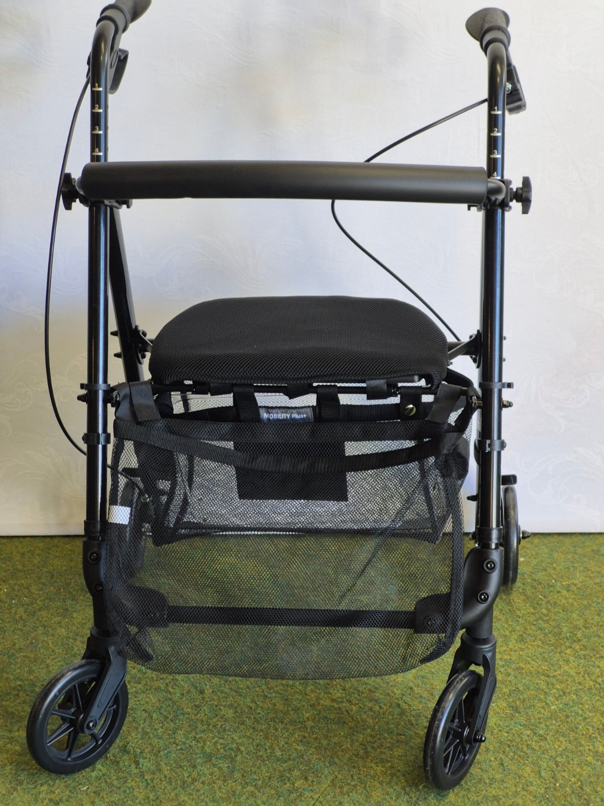Mobility Plus+ Rollator 4-Rad faltbar Sitz Einkaufstasche Handbremse schwarz neu