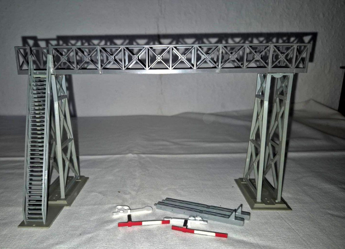 Modellbahn Signalbrücke Plastik grau mit Zubehör Signale Treppe H0