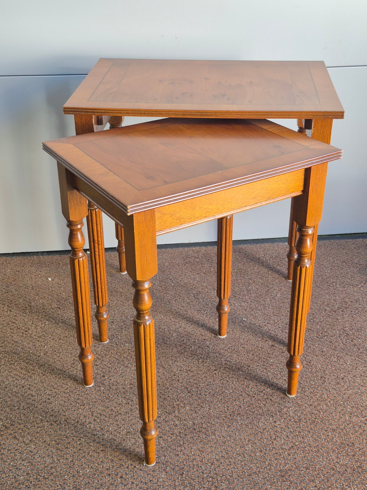 Beistelltische -2er Set Nussbaum Furnier Intarsie gedrechselte Beine -