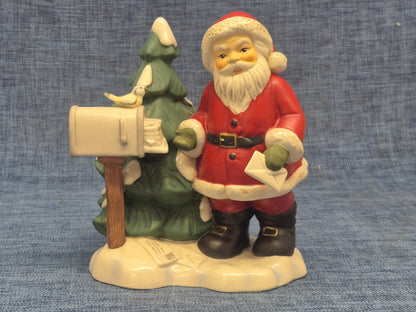 Goebel Weihnacht Figur "Post von weit her" Weihnachtsmann Porzellan