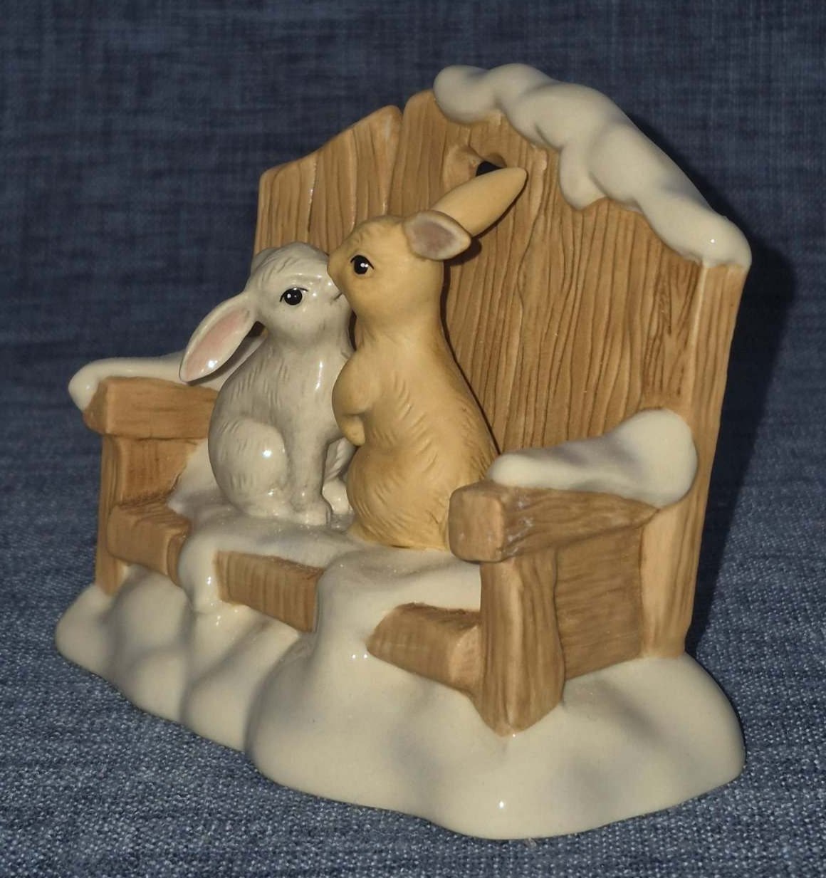 Goebel Porzellan Weihnacht "Verliebte Häschen"   Figur Hasenpaar Bank Schnee