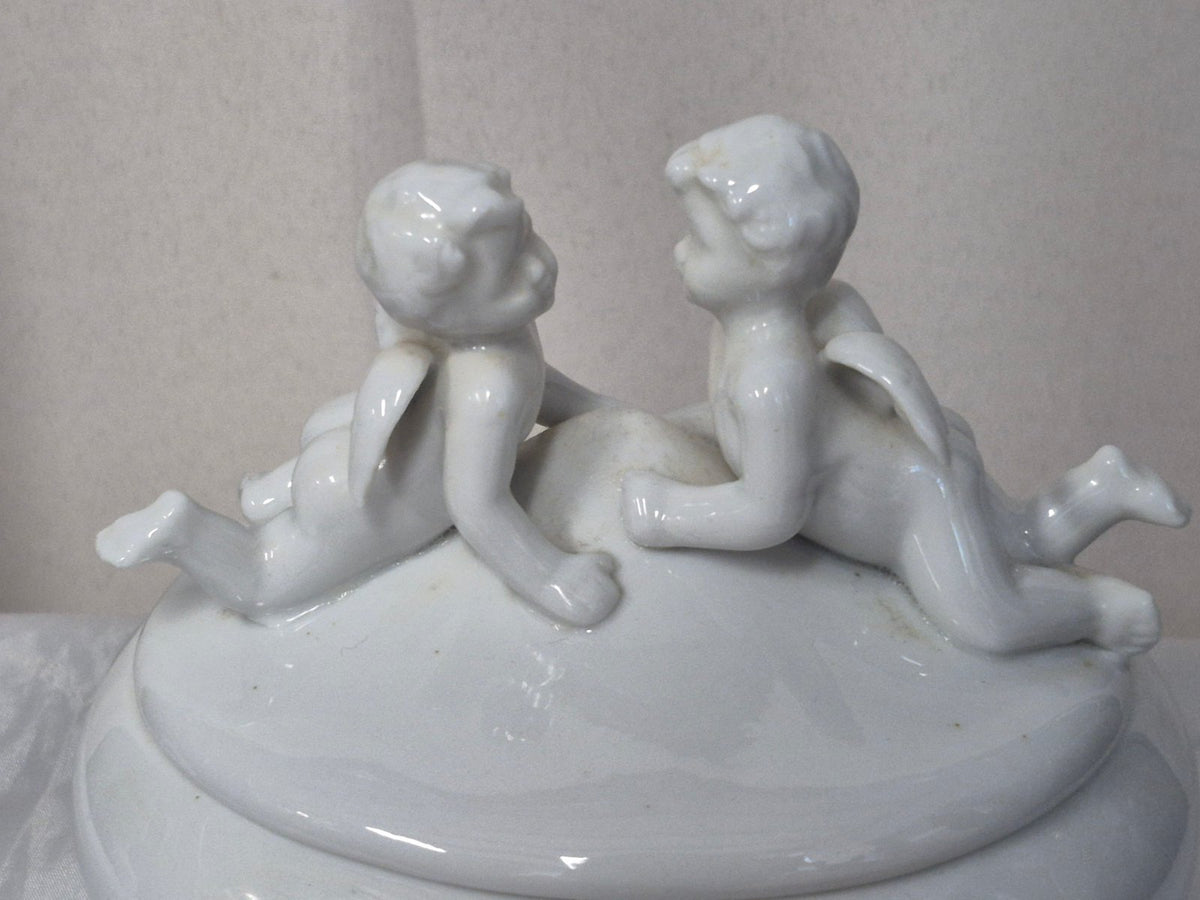 Porzellan Deckeldose weiß Putto Engel Figur Schmuckdose Vintage