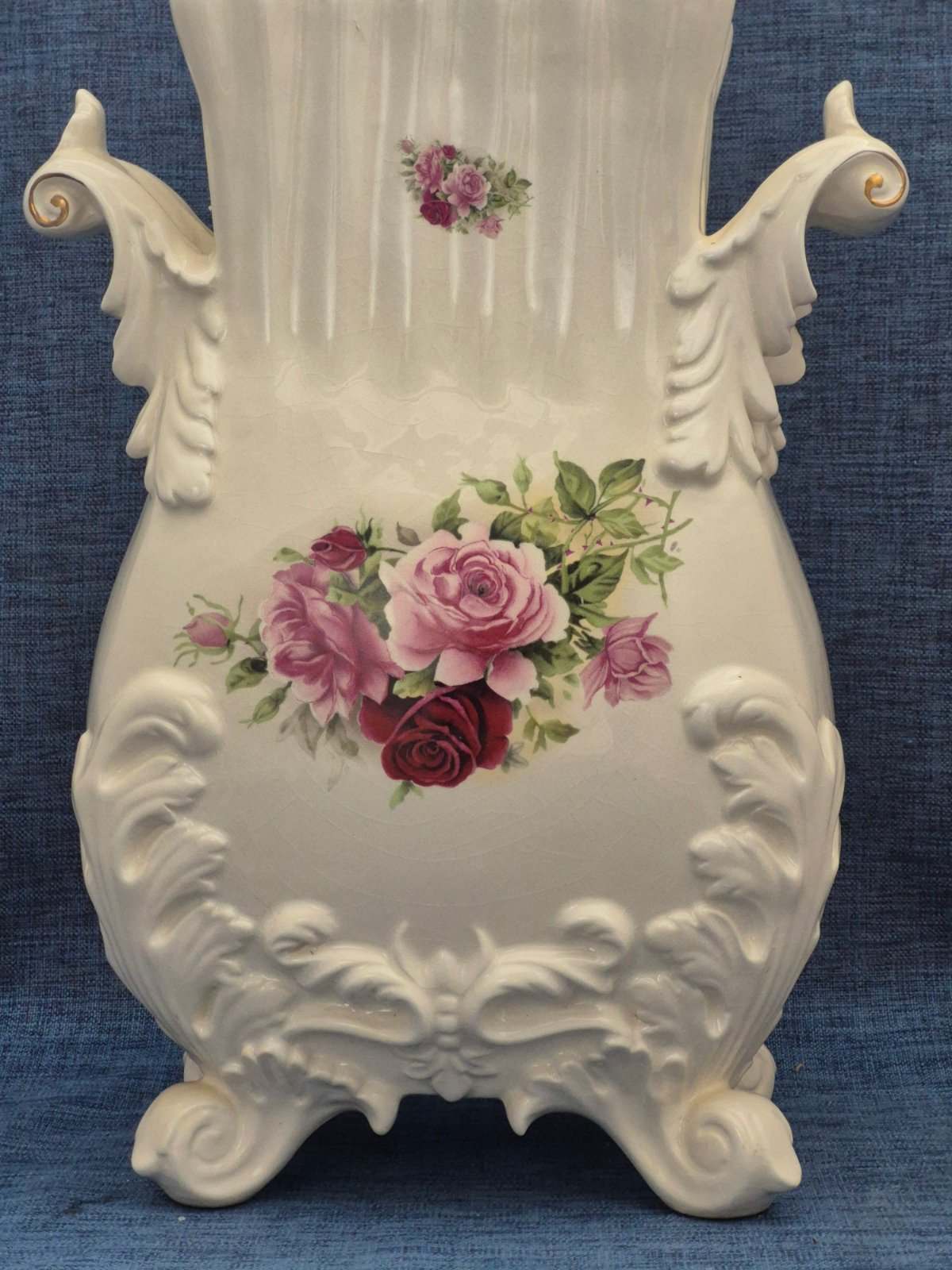Porzellan Vase Rosendekor Rokoko Stil Henkel Füße Relief Hand Made
