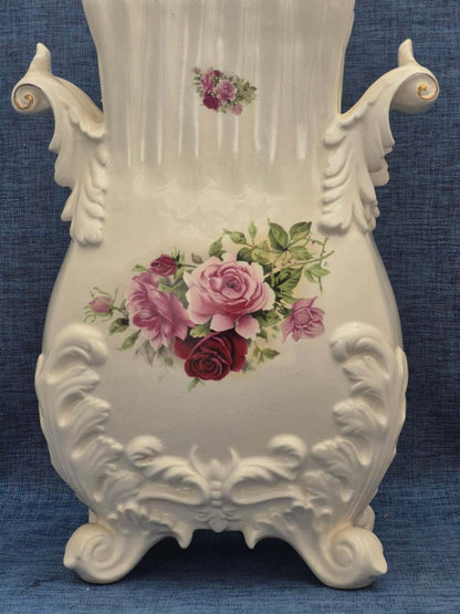 Porzellan Vase Rosendekor Rokoko Stil Henkel Füße Relief Hand Made