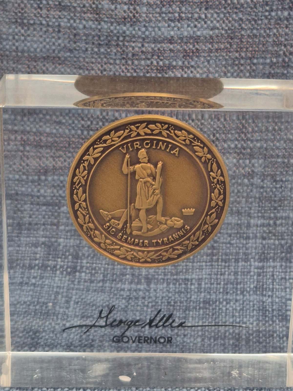 Virginia Staatssiegel Briefbeschwerer Acryl Münze Governor George Allen Sammler