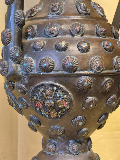 Antike Orientalische Kanne Ewer Kupfer Bronze Reliefdekor Gesichter Edelsteine