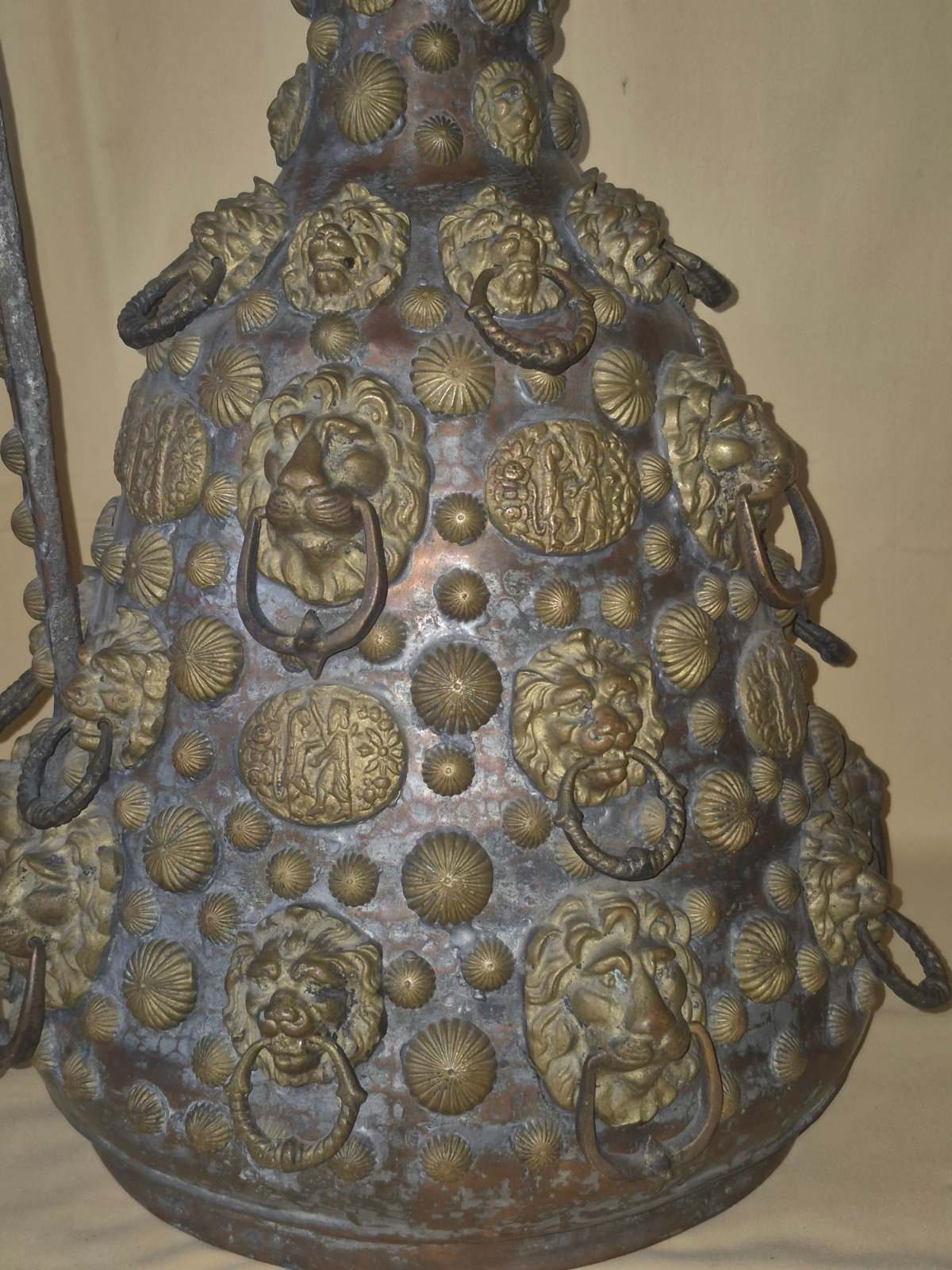 Antike Kupferkanne Ewer Löwenkopf Beschläge Messing Reliefs Historismus groß