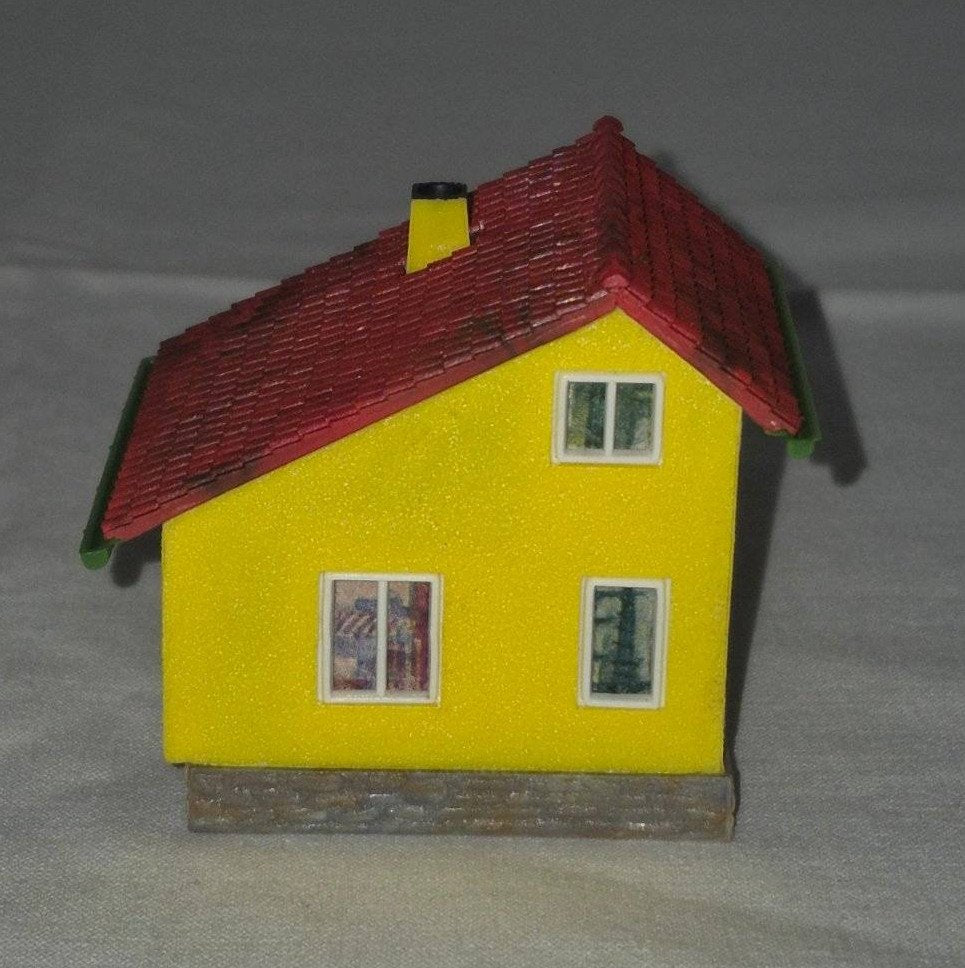Faller B251 -Modelleisenbahn Ferienhaus H0 gelb rotes Dach Terrasse Wintergarten