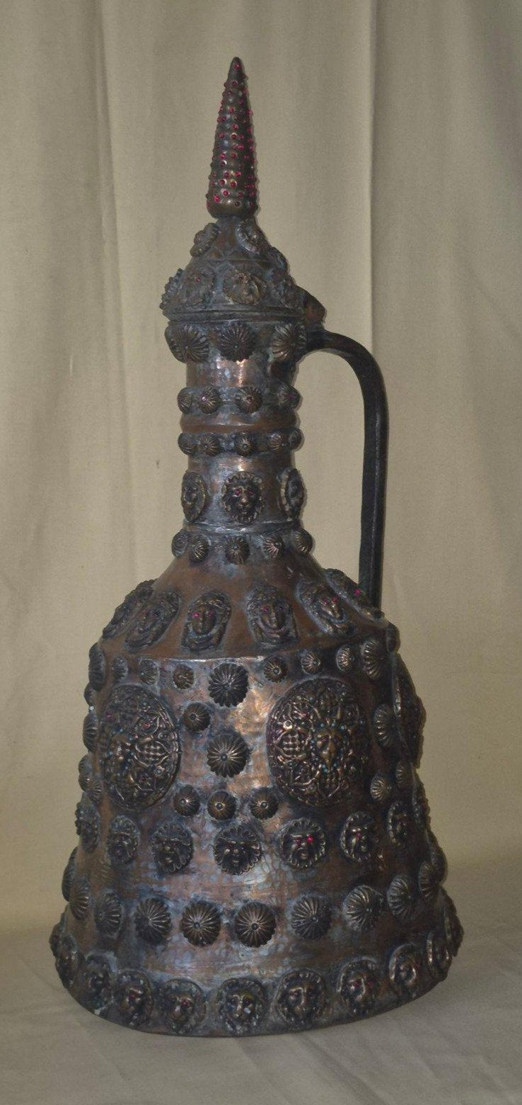 Alte Orientalische Kupferkanne Ewer mit Deckel Reliefdekor Steine Löwen Deko