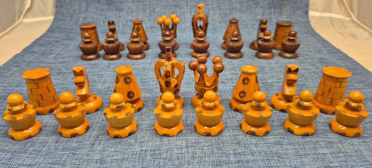 Vintage Schachfiguren Set Holz handgeschnitzt handgemalt 2 Farben Volkskunst