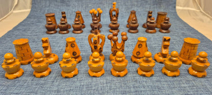 Vintage Schachfiguren Set Holz handgeschnitzt handgemalt 2 Farben Volkskunst