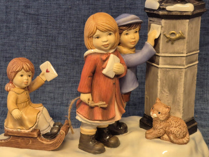 Goebel Weihnacht "Unsere Wunschzettel" Kinder Briefkasten Schlitten - Rarität