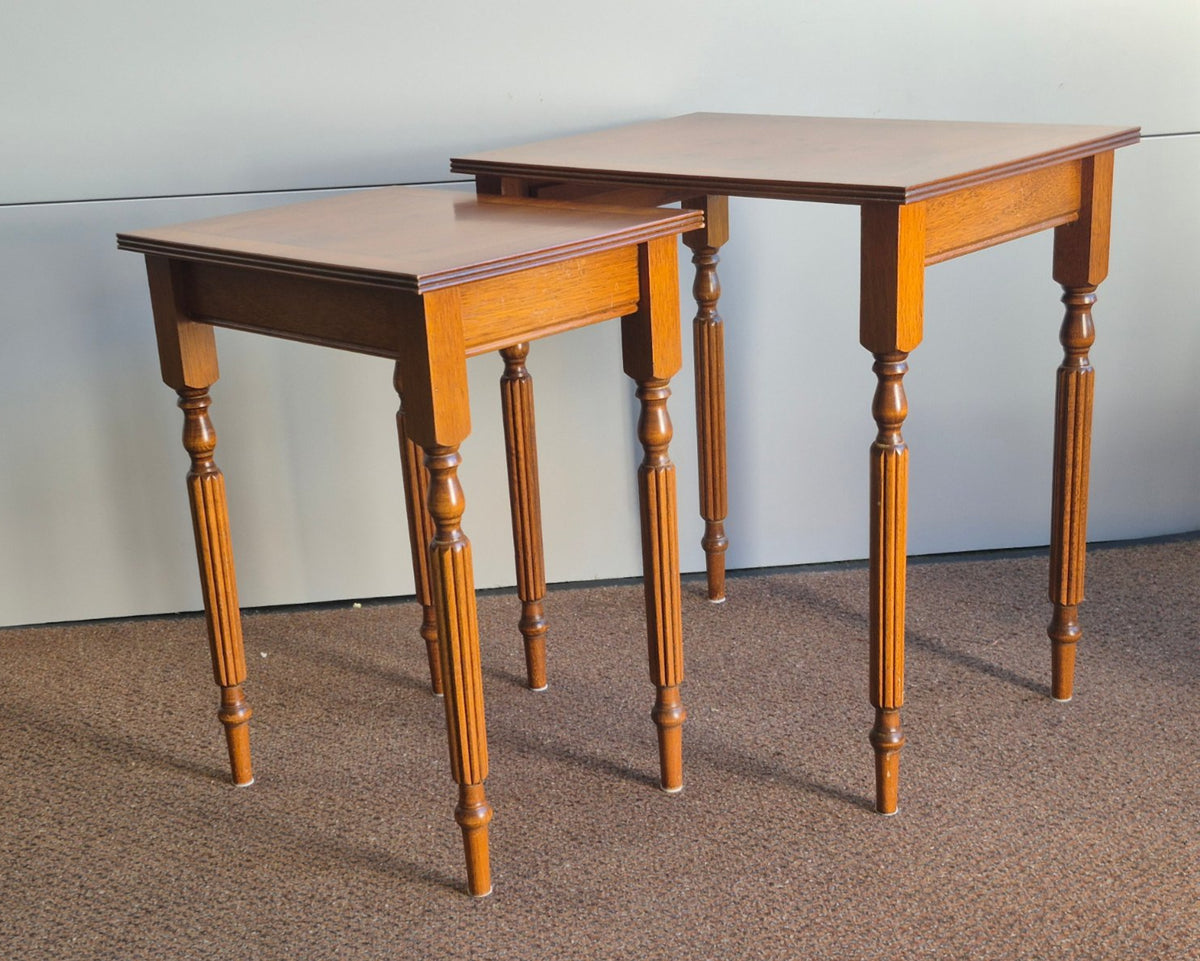 Beistelltische -2er Set Nussbaum Furnier Intarsie gedrechselte Beine -