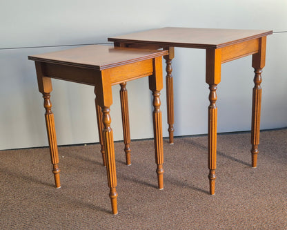 Beistelltische -2er Set Nussbaum Furnier Intarsie gedrechselte Beine -