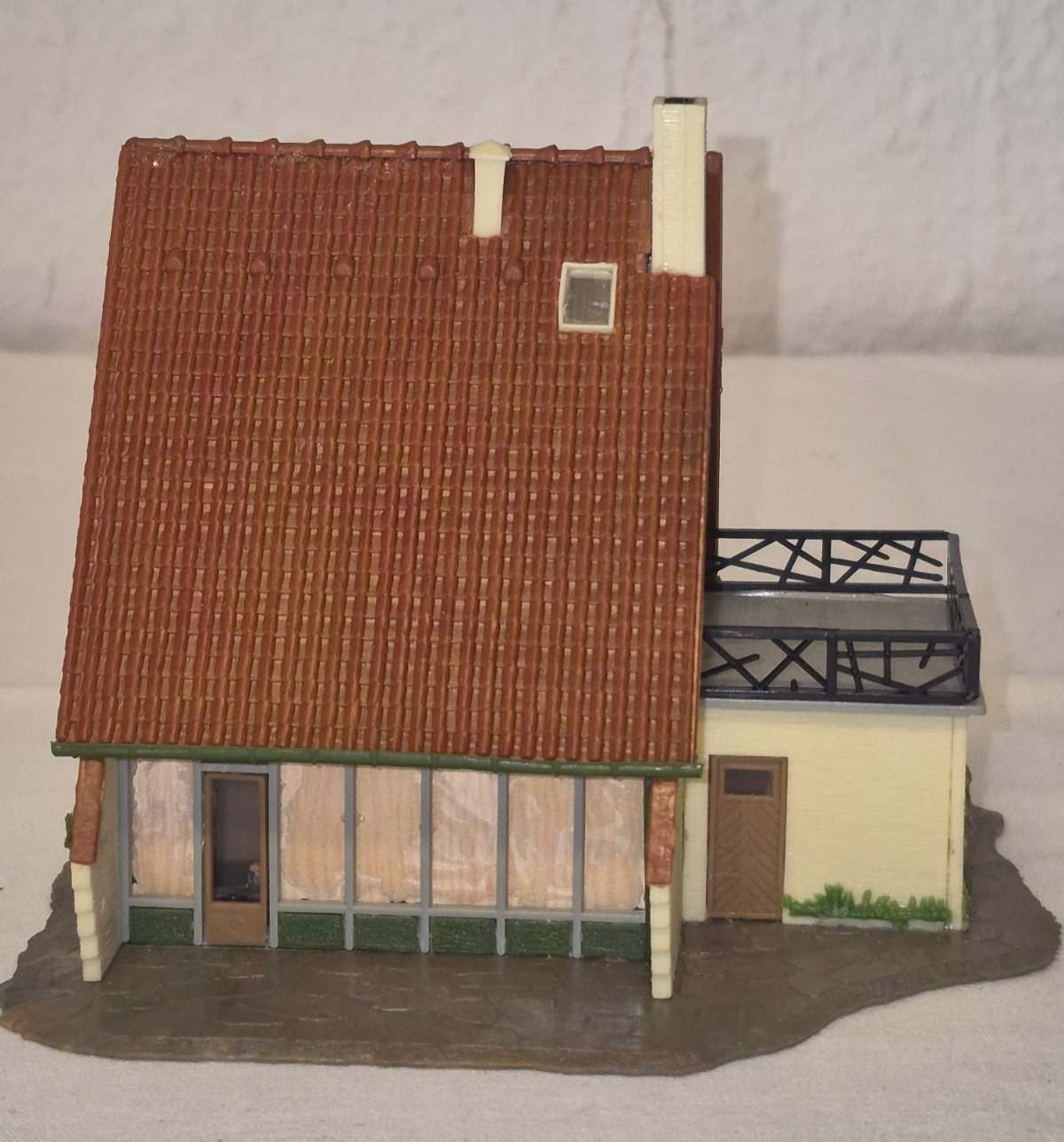 Faller Modellbau - B221 - modernes Wohnhaus - fertig gebaut - H0 - Auflösung