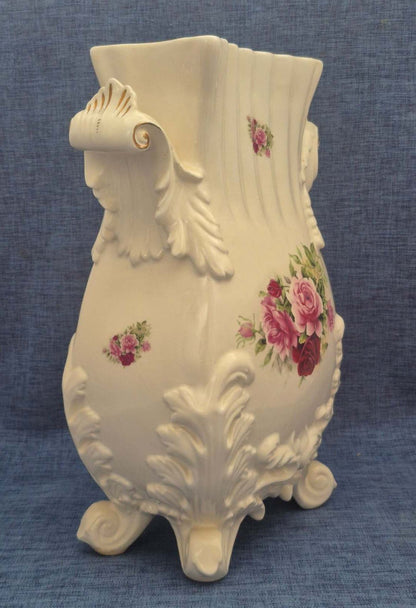 Porzellan Vase Rosendekor Rokoko Stil Henkel Füße Relief Hand Made