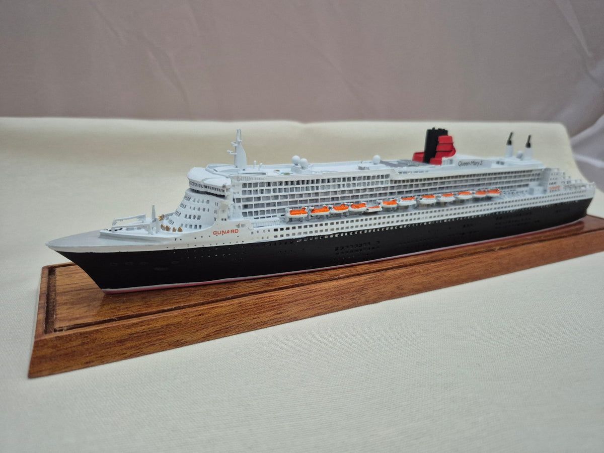 Cunard Queen Mary 2 Schiffsmodell QM2 Kreuzfahrtschiff Vitrine Holzsockel