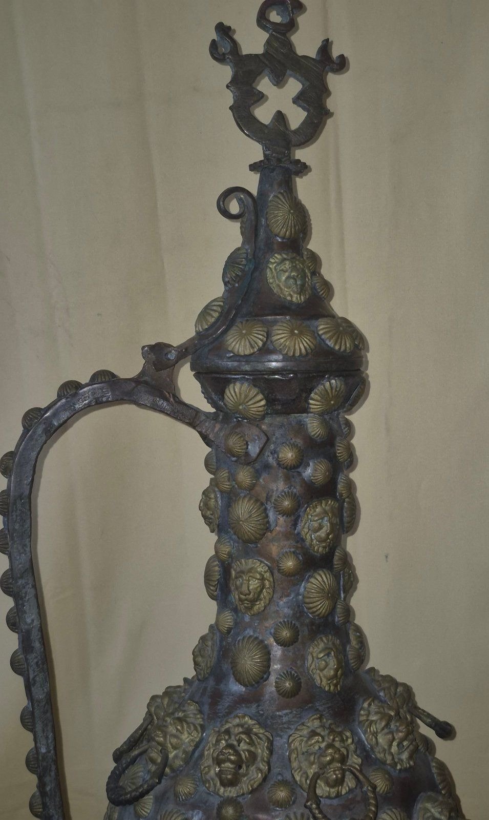 Antike Kupferkanne Ewer Löwenkopf Beschläge Messing Reliefs Historismus groß