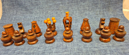 Vintage Schachfiguren Set Holz handgeschnitzt handgemalt 2 Farben Volkskunst