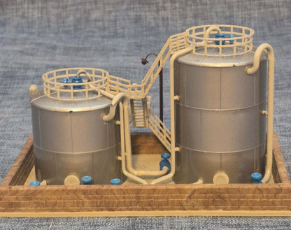 Kikri Shell Tanklager 2 Öltanks Modellbahn Gebäude  Spur H0 Vintage