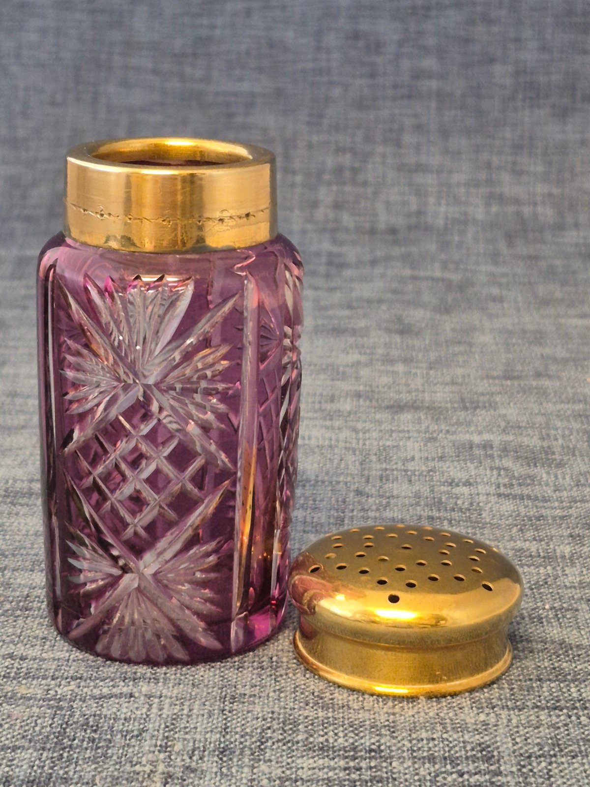 Antiker Streuer Amethyst Kristallglas geschliffen lila Gold Zucker Salz