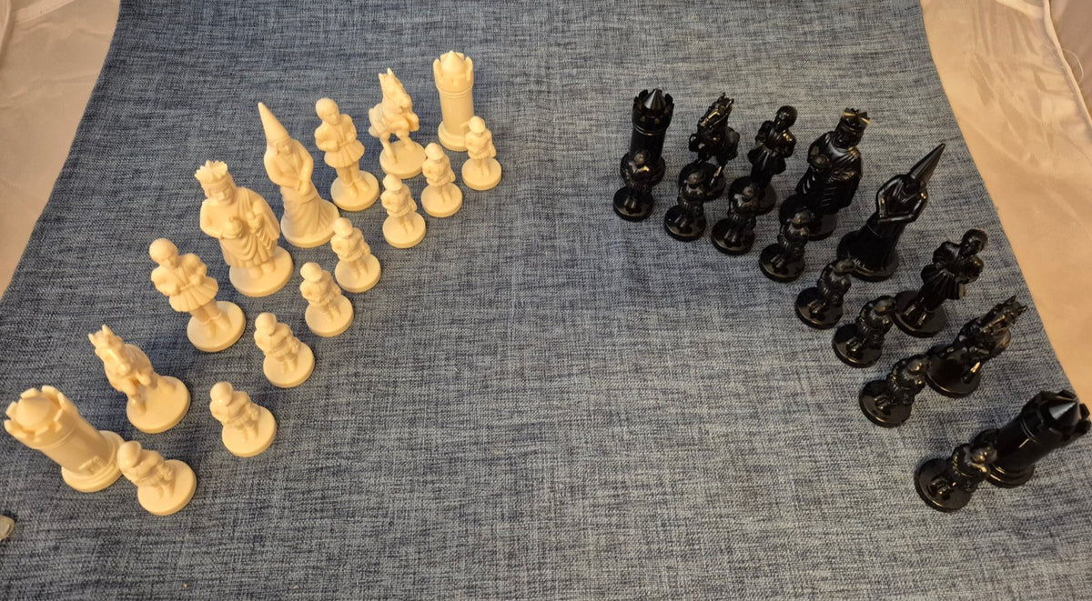 Schachfiguren Set Mittelalter Ritter König Dame Turm Kunststoff schwarz creme