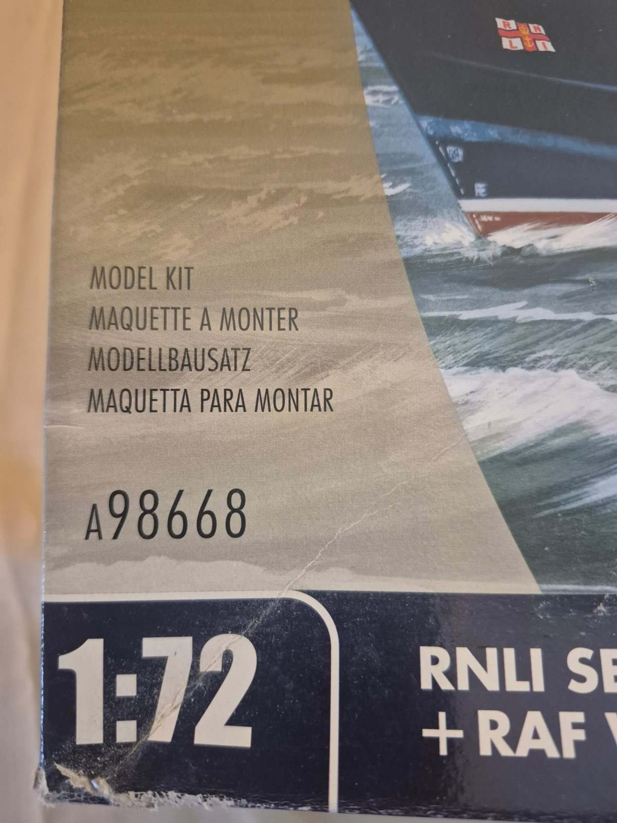 Airfix A98668 RNLI Severn Class Lifeboat + Sea King Helicopter 1:72 Modellbausat