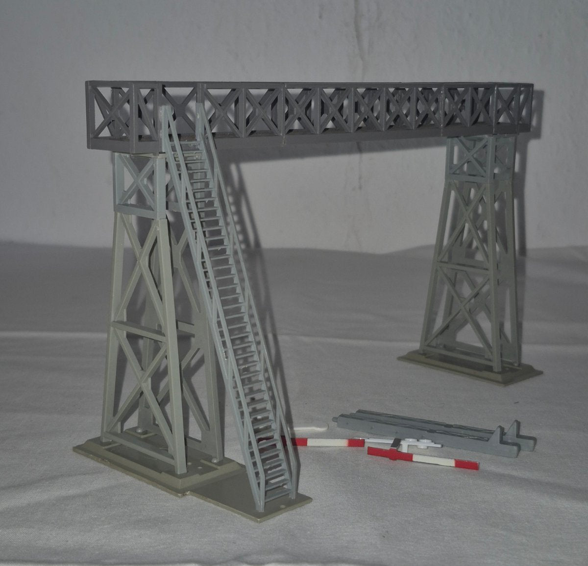 Modellbahn Signalbrücke Plastik grau mit Zubehör Signale Treppe H0