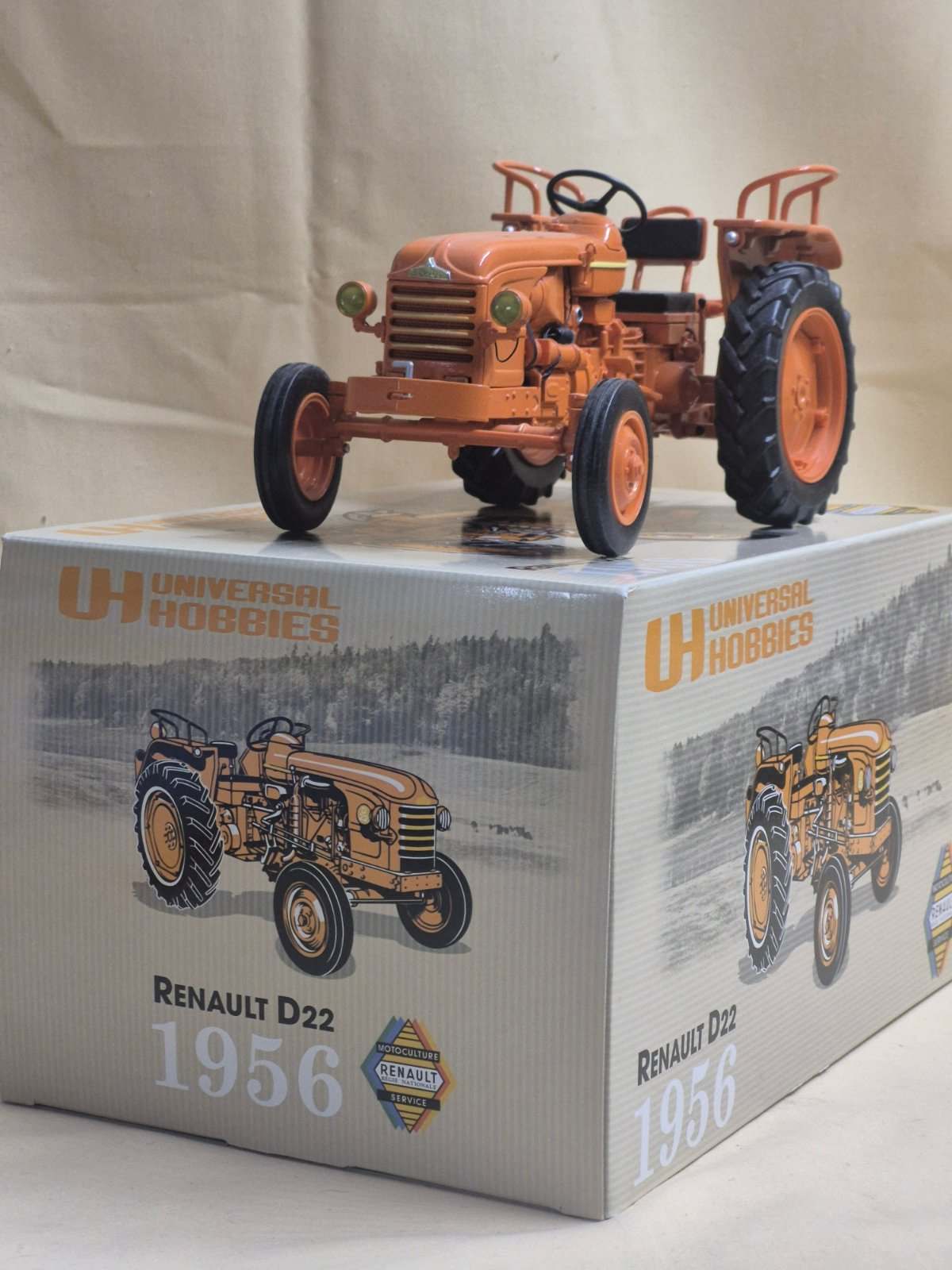 Universal Hobbies Renault D22 1956 Traktor Modell 1:16 Sammlermodell OVP unbesp.