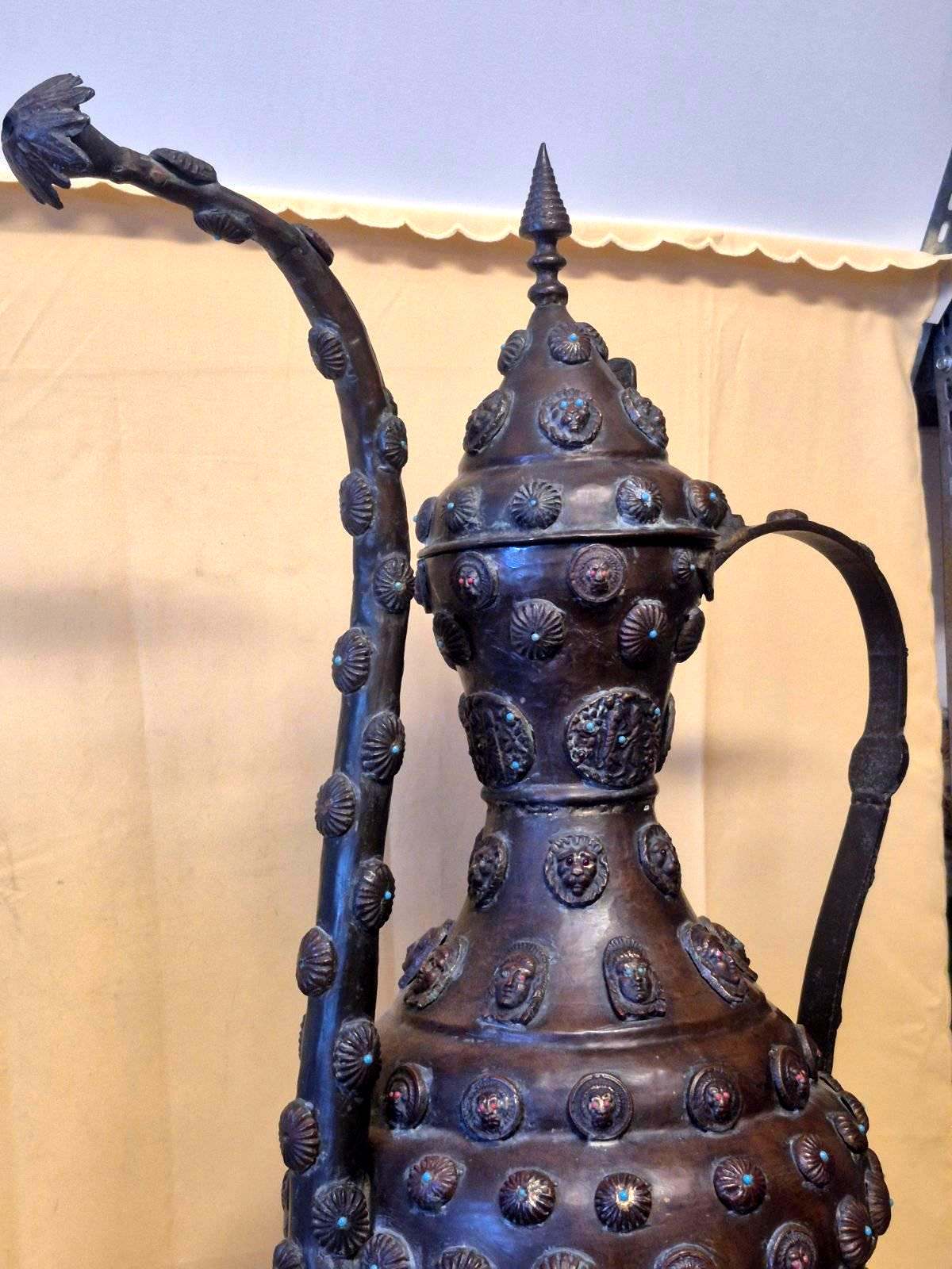 Antike Orientalische Kanne Ewer Kupfer Bronze Reliefdekor Gesichter Edelsteine