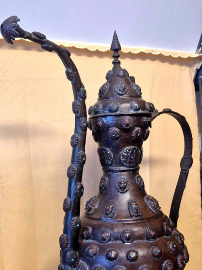 Antike Orientalische Kanne Ewer Kupfer Bronze Reliefdekor Gesichter Edelsteine