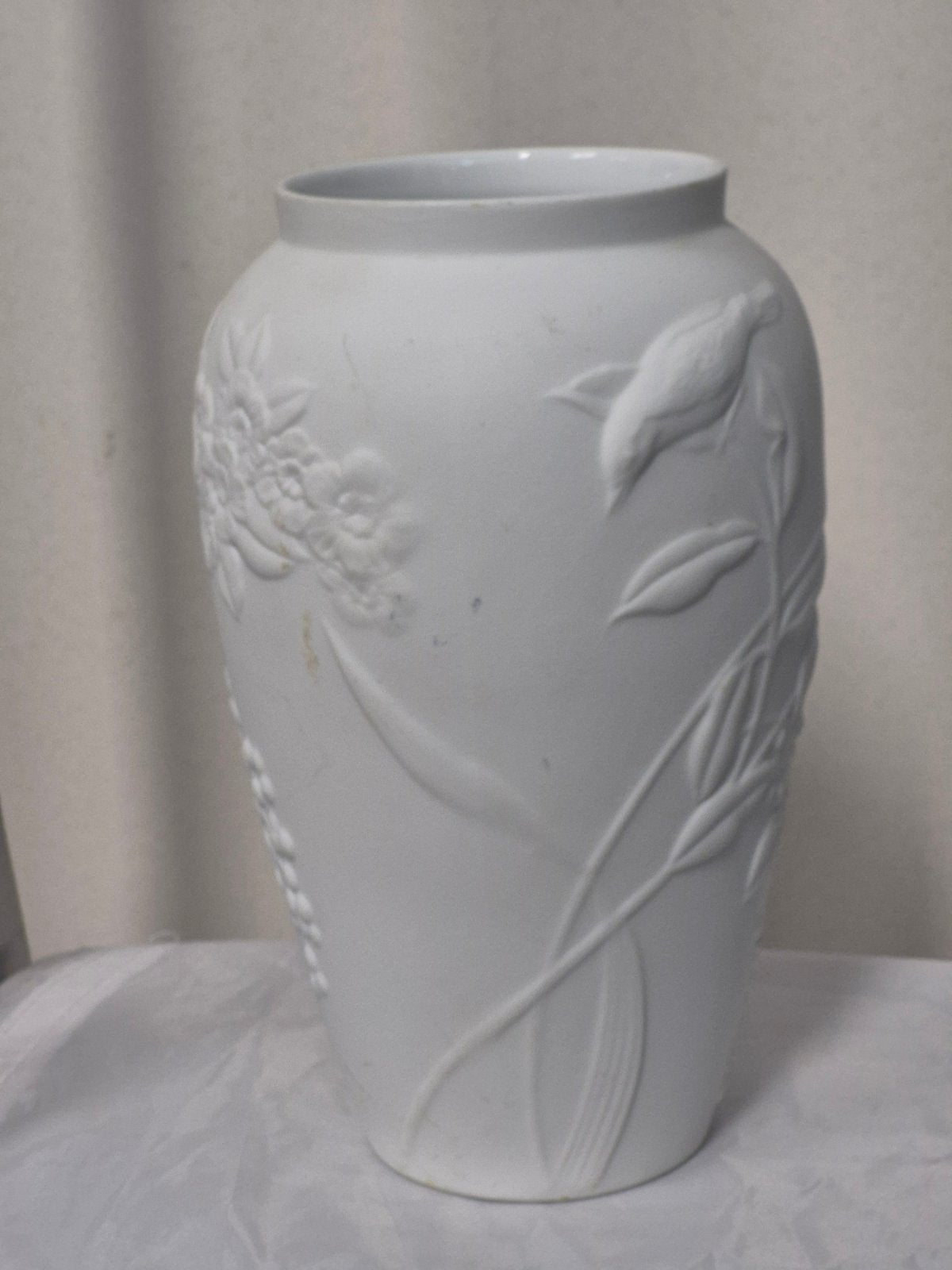 Hutschenreuther - Weiße Bisquit-Porzellan Vase - Reliefdarstellung - Vintage