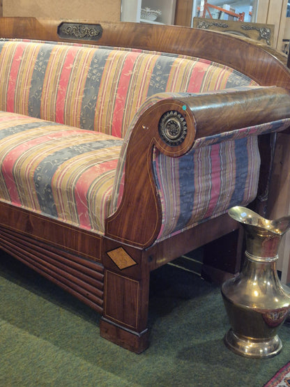 Antikes Biedermeier Sofa - Nussbaum Furnier -Messing Applikation - Streifenstoff