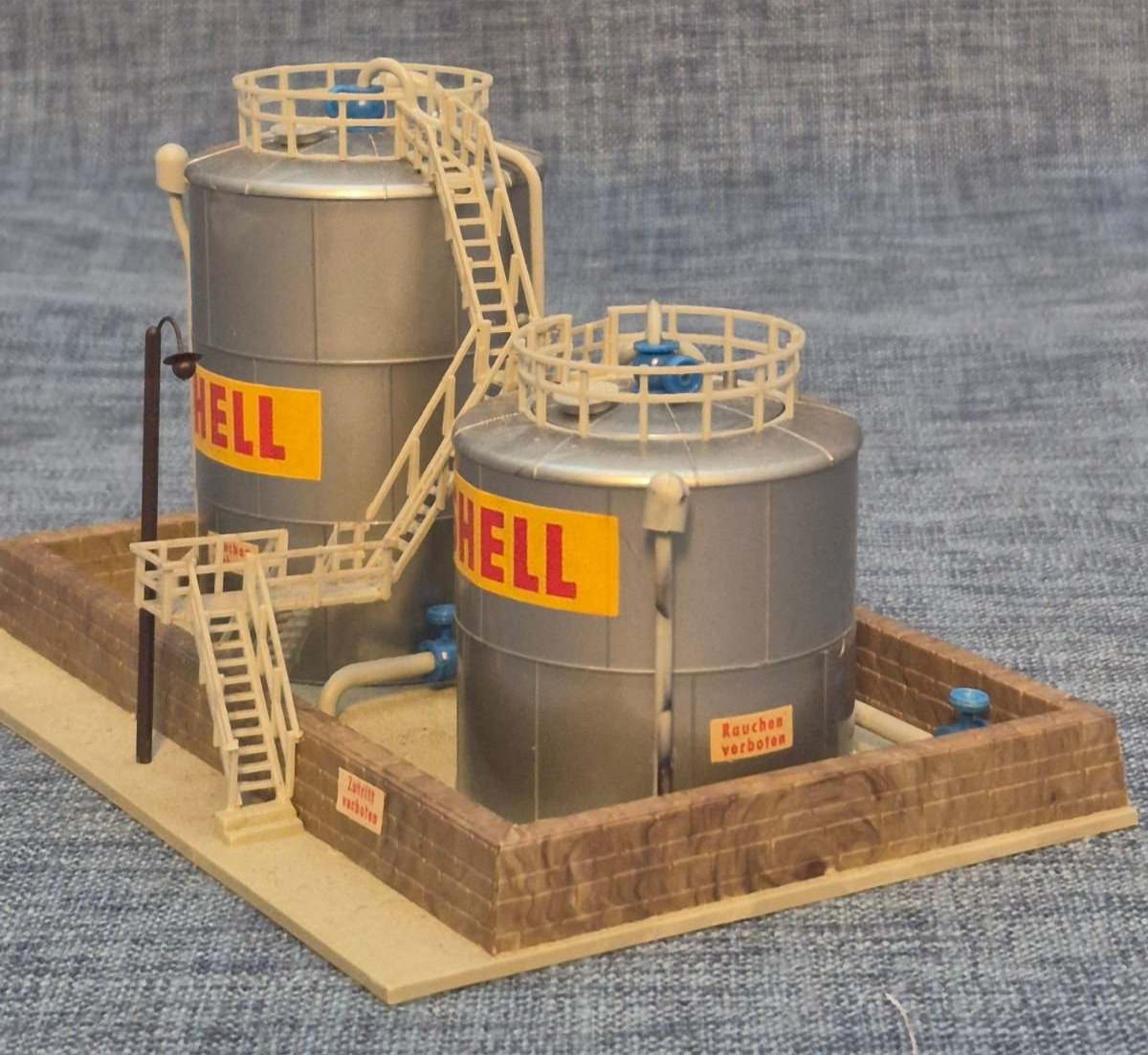 Kikri Shell Tanklager 2 Öltanks Modellbahn Gebäude  Spur H0 Vintage