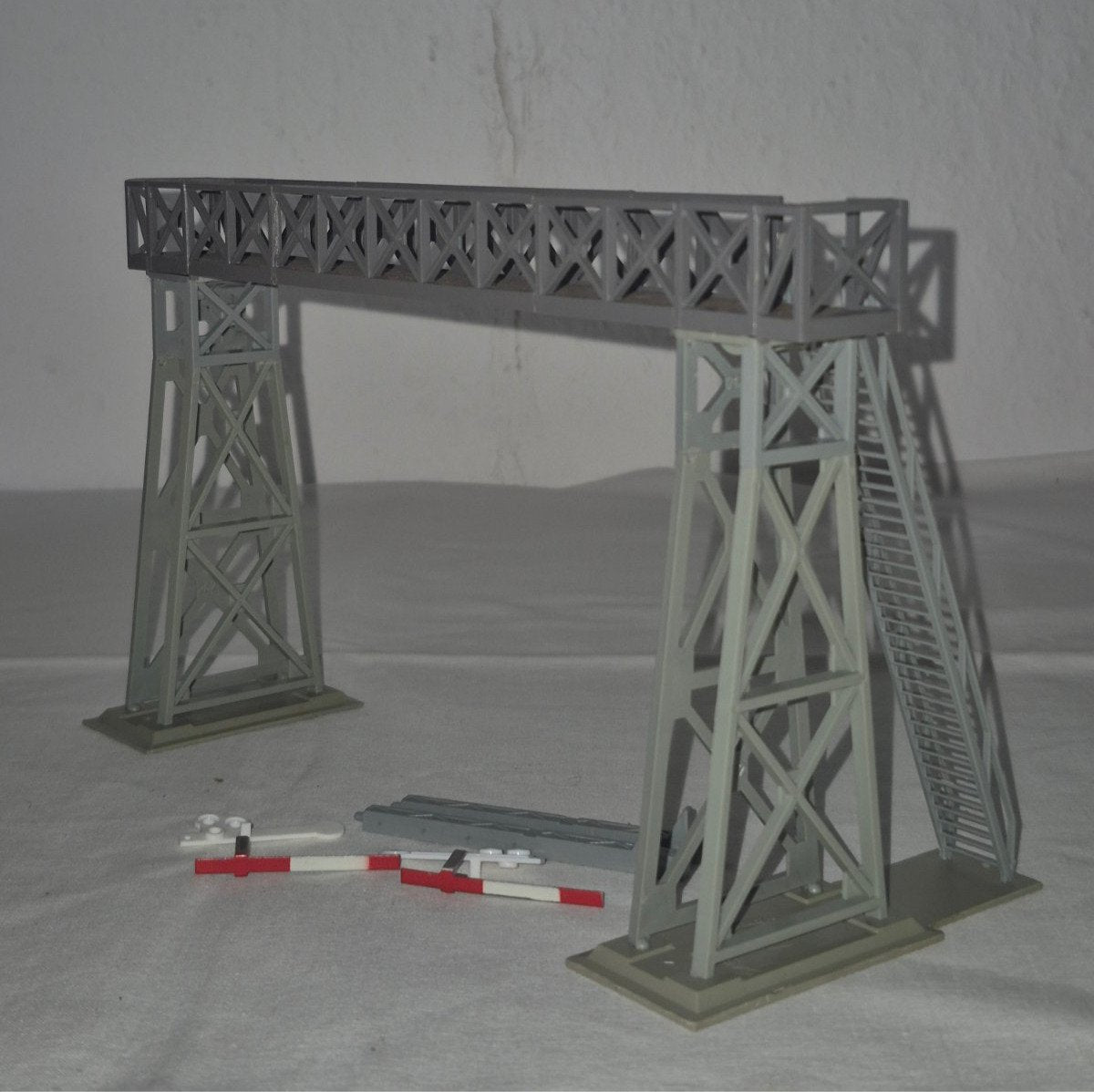 Modellbahn Signalbrücke Plastik grau mit Zubehör Signale Treppe H0