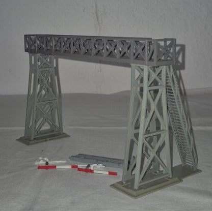 Modellbahn Signalbrücke Plastik grau mit Zubehör Signale Treppe H0