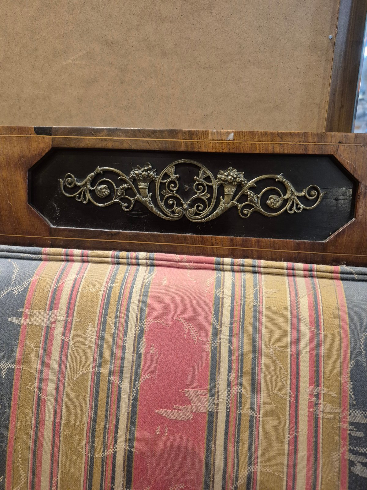 Antikes Biedermeier Sofa - Nussbaum Furnier -Messing Applikation - Streifenstoff